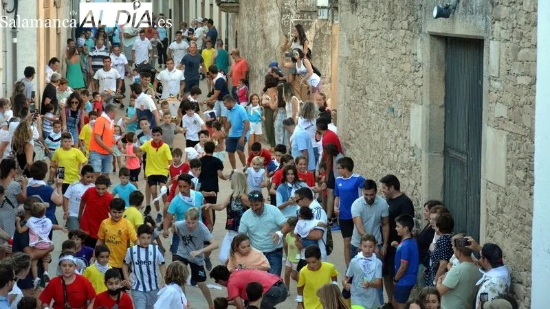 Los niños corrieron en el encierro delante de los carretones