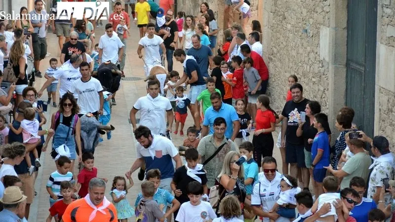 Los niños corrieron en el encierro delante de los carretones