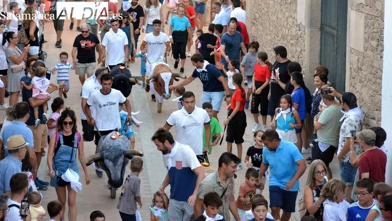 Los niños corrieron en el encierro delante de los carretones
