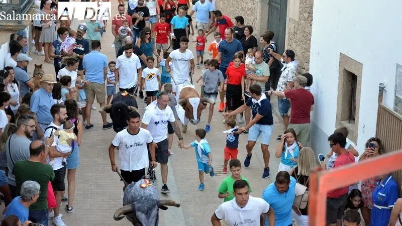 Los niños corrieron en el encierro delante de los carretones