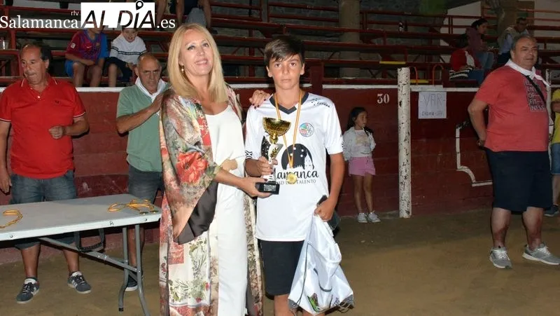 Campeones y subcampeones del II Campeonato de futbol plaza