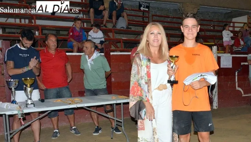 Campeones y subcampeones del II Campeonato de futbol plaza