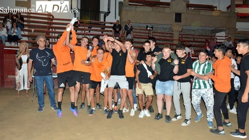 Campeones y subcampeones del II Campeonato de futbol plaza