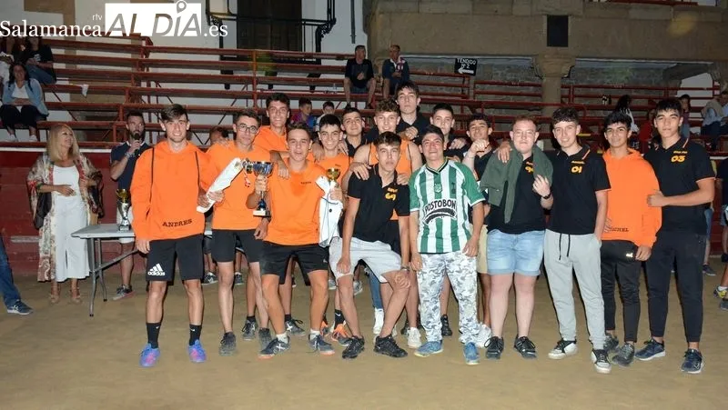 Campeones y subcampeones del II Campeonato de futbol plaza