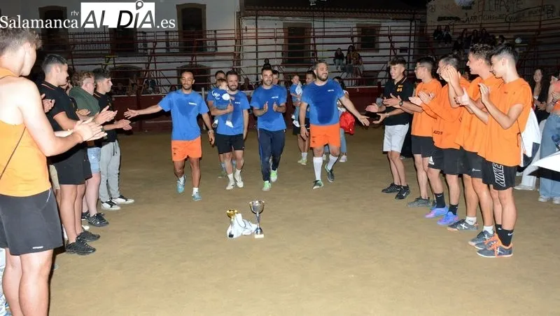 Campeones y subcampeones del II Campeonato de futbol plaza