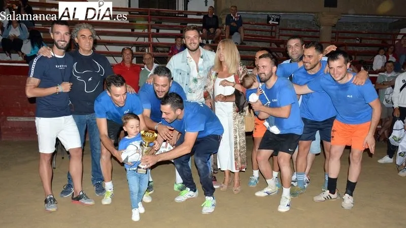 Campeones y subcampeones del II Campeonato de futbol plaza