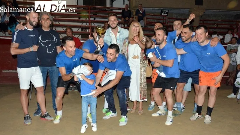 Campeones y subcampeones del II Campeonato de futbol plaza