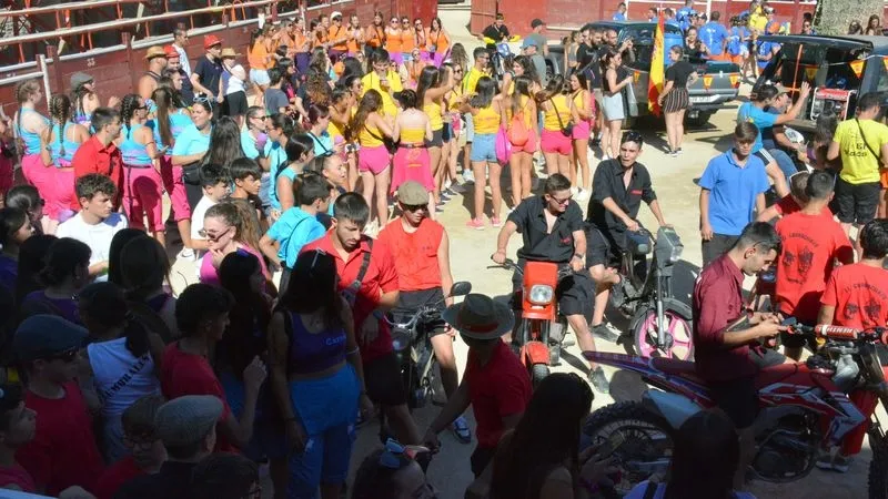 Foto 8 - Las pe&ntilde;as entran en escena en las fiestas de toros de Lumbrales