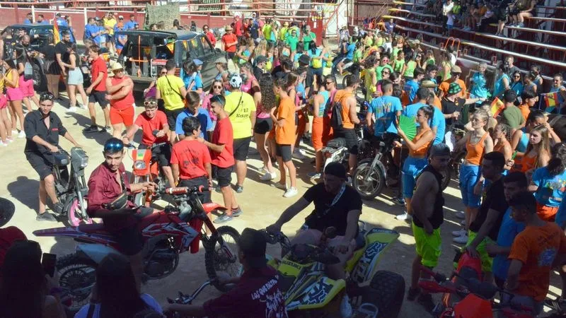 Foto 7 - Las pe&ntilde;as entran en escena en las fiestas de toros de Lumbrales