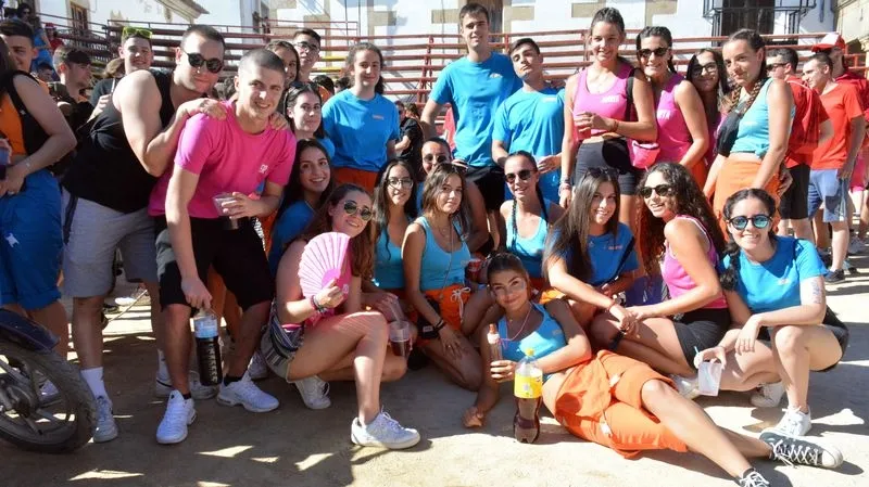 Foto 4 - Las pe&ntilde;as entran en escena en las fiestas de toros de Lumbrales