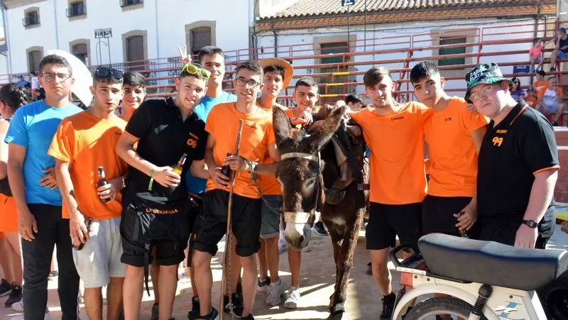 Foto 2 - Las pe&ntilde;as entran en escena en las fiestas de toros de Lumbrales