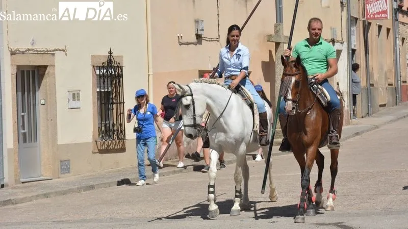 Foto 10 - Novillos y caballos vuelven a las calles de Lumbrales en el primer encierro de las fiestas del 2022