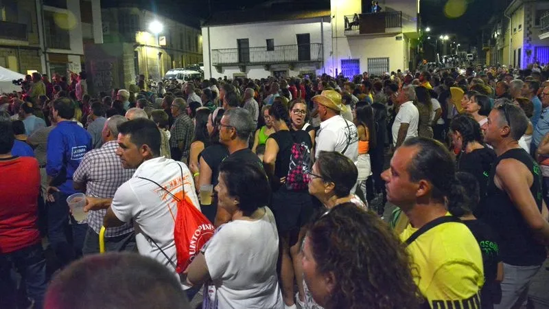 Foto 9 - Az&uacute;car Moreno llena de energ&iacute;a la noche de Lumbrales