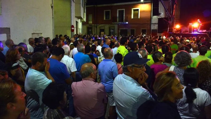 Foto 8 - Az&uacute;car Moreno llena de energ&iacute;a la noche de Lumbrales