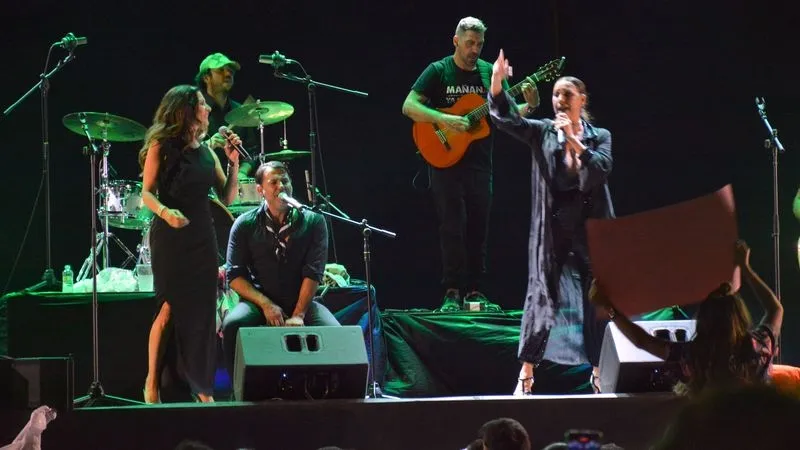 Foto 4 - Az&uacute;car Moreno llena de energ&iacute;a la noche de Lumbrales