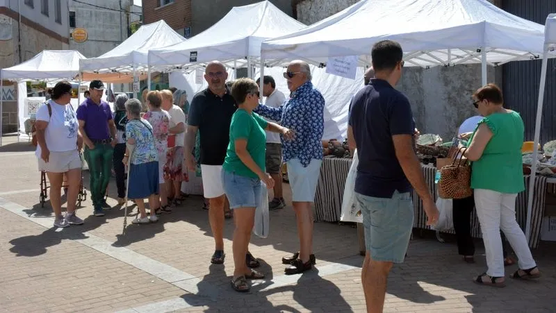 Foto 9 - Lumbrales vive su &uacute;ltima cita festiva del verano con la Feria Hort&iacute;cola y una comida popular