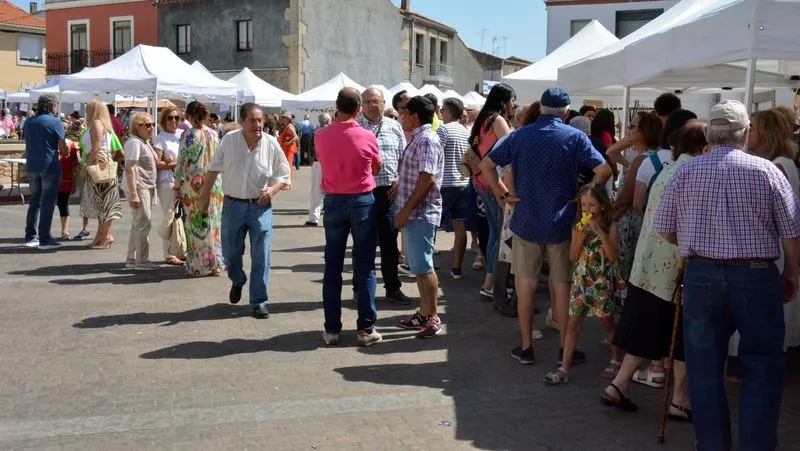 Foto 3 - Lumbrales vive su &uacute;ltima cita festiva del verano con la Feria Hort&iacute;cola y una comida popular