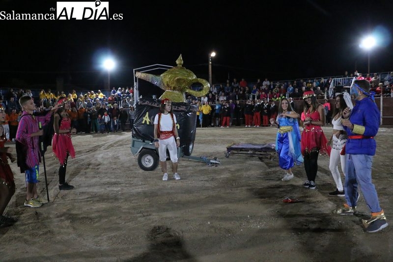 El desfile de peñas y carrozas del 9 de septiembre es uno de los momentos más especiales de las fiestas de Barruecopardo / CORRAL