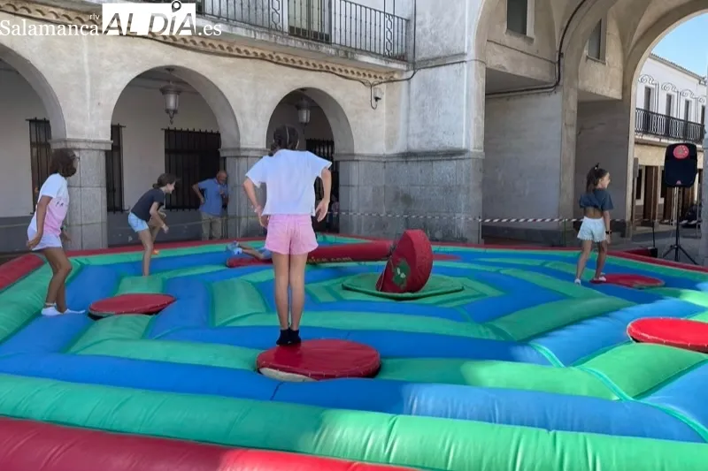 Grandes y pequeños disfrutaban con el Parque Infantil de la Plaza Nueva