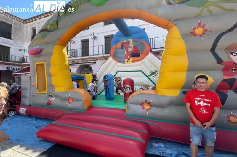 Grandes y pequeños disfrutaban con el Parque Infantil de la Plaza Nueva
