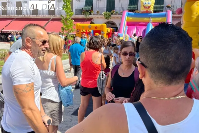 Grandes y pequeños disfrutaban con el Parque Infantil de la Plaza Nueva