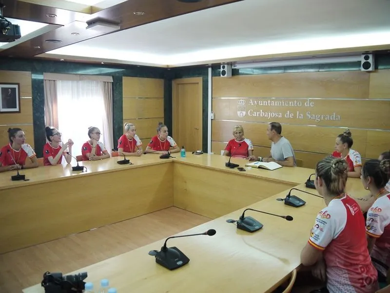 El alcalde de Carbajosa de la Sagrada junto a las componentes del grupo de Twirling Carbajosa y Majorettes de Salamanca
