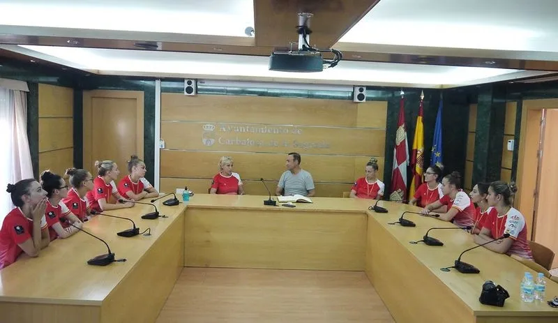 El alcalde de Carbajosa de la Sagrada junto a las componentes del grupo de Twirling Carbajosa y Majorettes de Salamanca