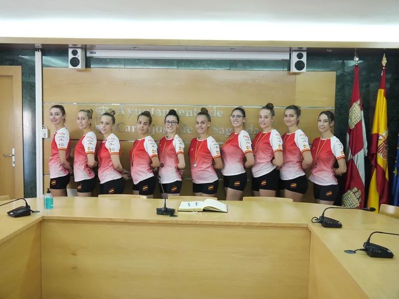El alcalde de Carbajosa de la Sagrada junto a las componentes del grupo de Twirling Carbajosa y Majorettes de Salamanca