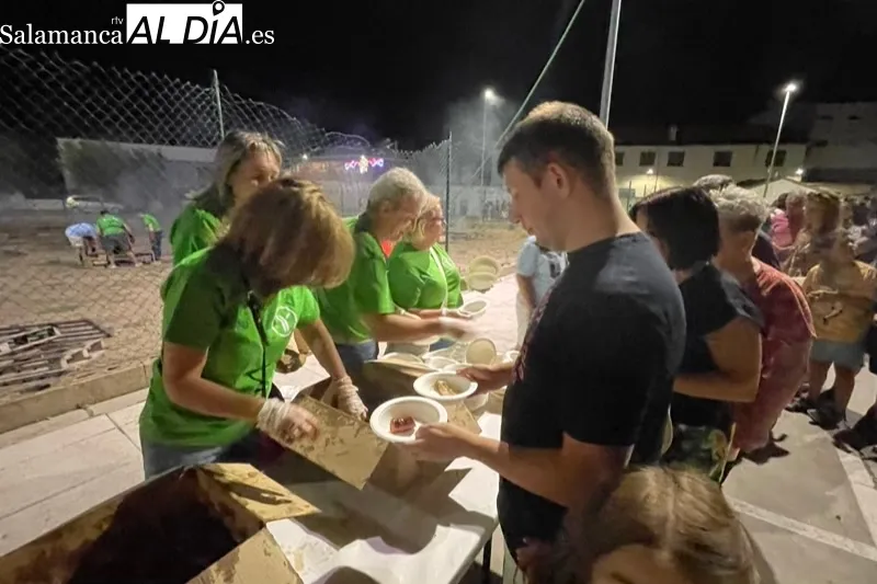 La parrillada solidaria de fiestas en Peñaranda se ha vivido de manera multitudinaria