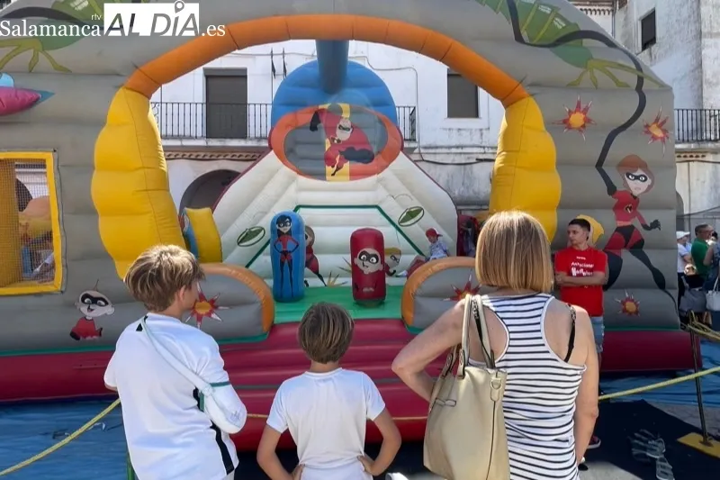Grandes y pequeños disfrutaban con el Parque Infantil de la Plaza Nueva