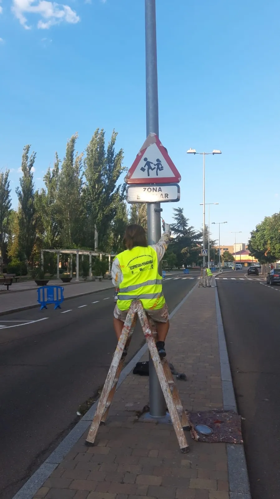 Foto 10 - Los integrantes del Programa 'Ecopintura Pe&ntilde;aranda' arrancan agosto con una acci&oacute;n centrada en el pintado de farolas