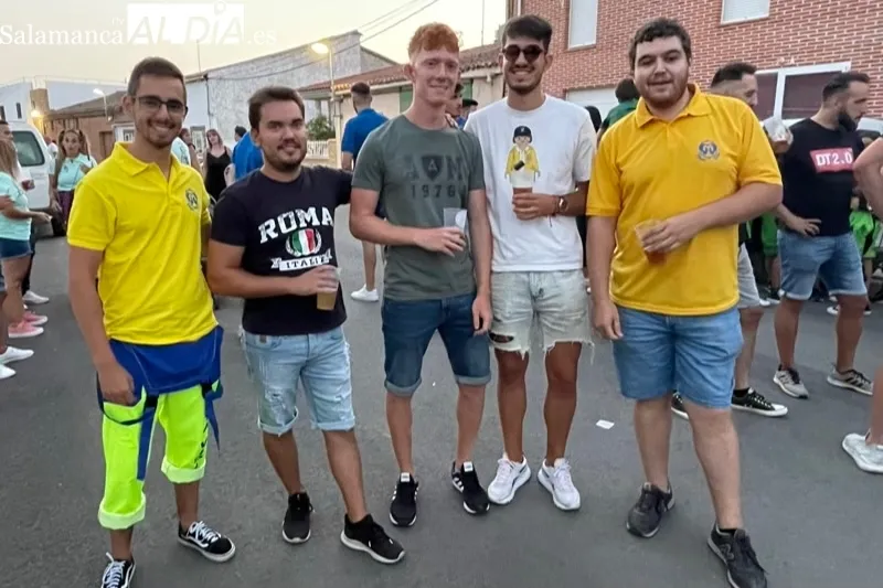 Las peñas recorrían las calles de Babilafuente para dar la bienvenida a las fiestas patronales 2022