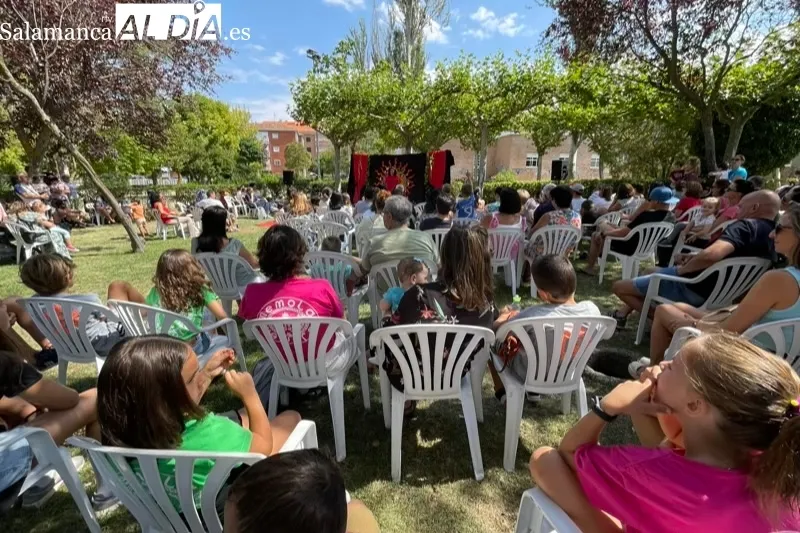 Charo Jaular llevaba a cabo un cuentacuentos en el parque Los Jardines