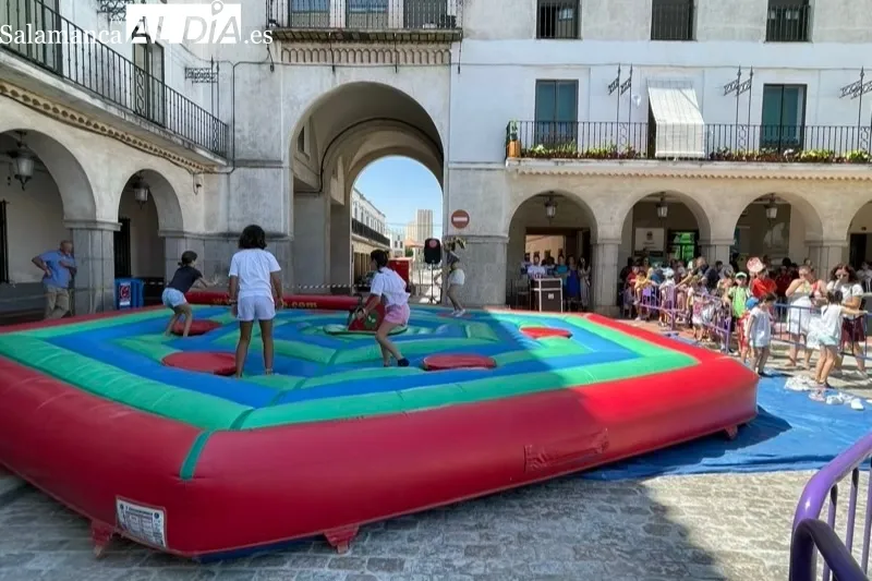 La Plaza de España se convertía hace siete días en una explosiòn multitudinaria de alegría con la vuelta de las Ferias y Fiestas 