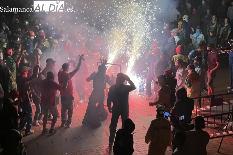 Foto 3 - Pe&ntilde;aranda arde de nuevo junto a Kull D&acute;Sac y miles de personas
