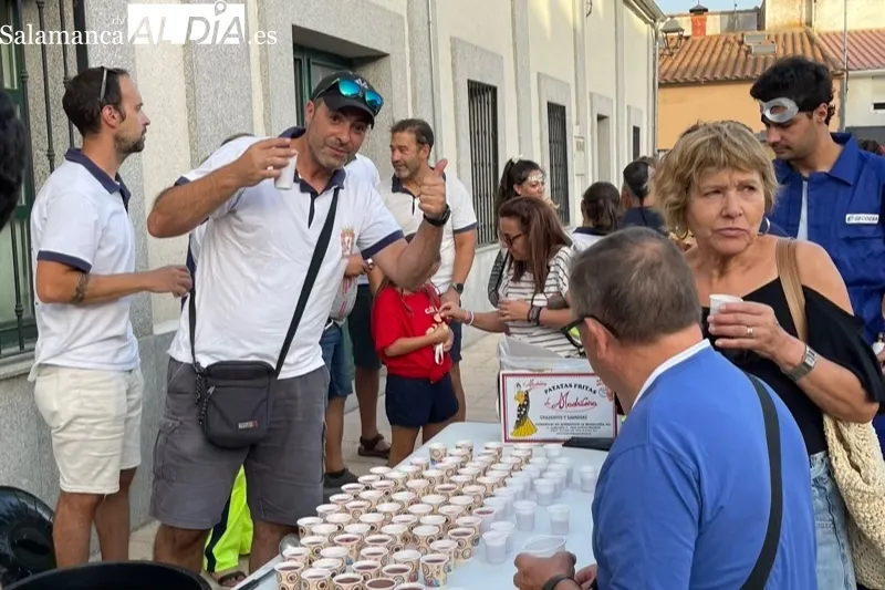Las peñas de Cantalpino han dado la bienvenida a sus fiestas con un pasacalles
