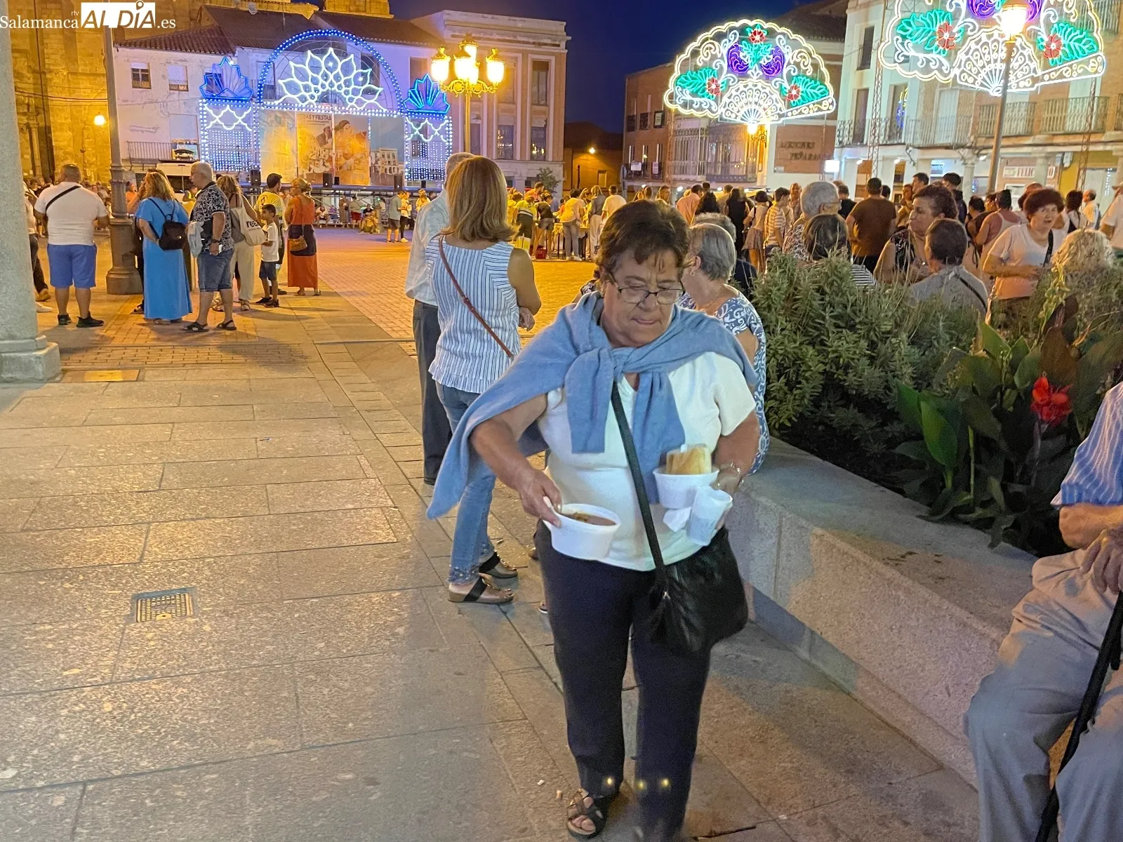 Multitud de personas han participado en la merienda de la carne de novillo