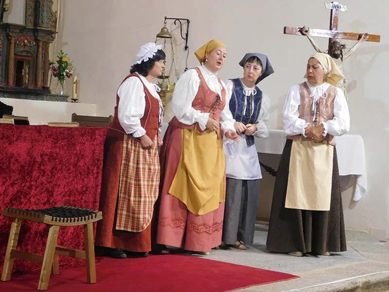 Foto 5 - Cultura teatral en Frades de la Sierra con &ldquo;Buscando a Nebrija.&rdquo; del grupo  Lazarillo de Tormes