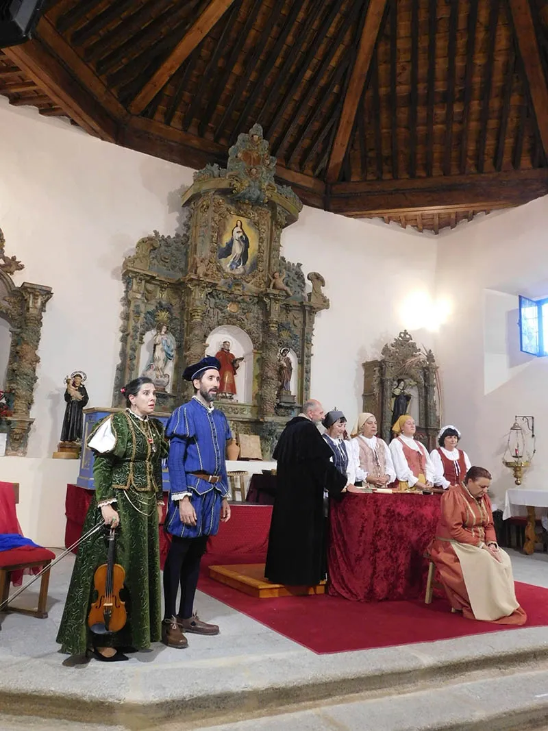 Foto 3 - Cultura teatral en Frades de la Sierra con &ldquo;Buscando a Nebrija.&rdquo; del grupo  Lazarillo de Tormes
