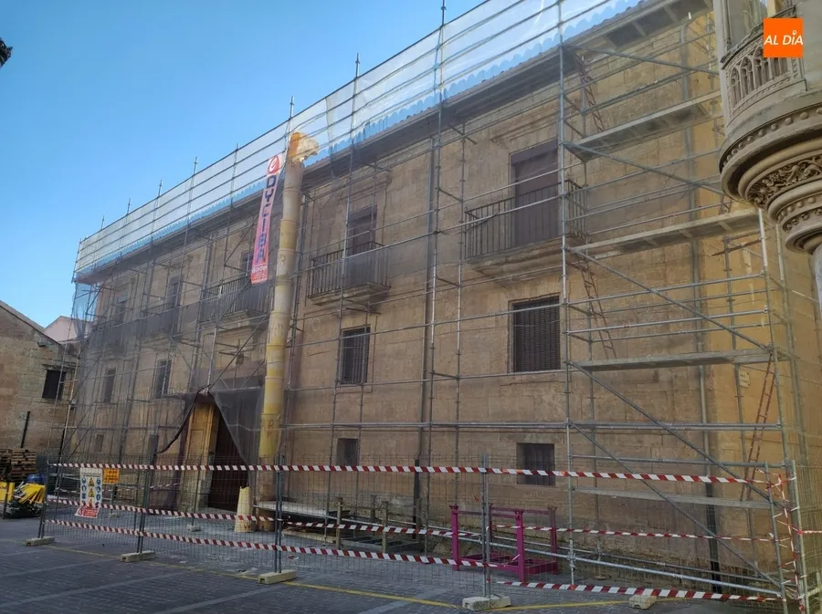 Foto 3 - Cortada al tr&aacute;fico la calle Campo de San Vicente por el cambio de cubierta del Palacio Episcopal