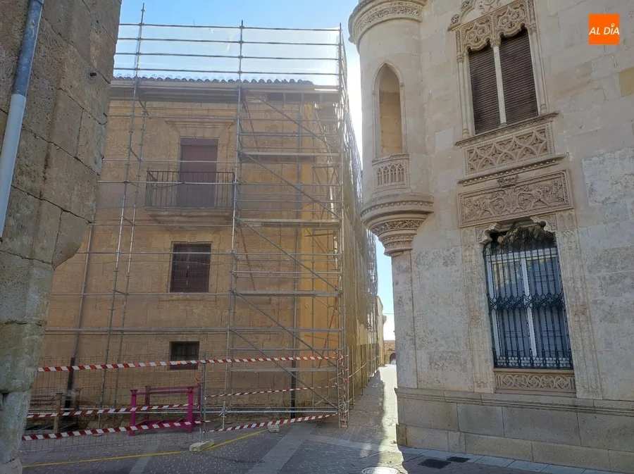 Foto 2 - Cortada al tr&aacute;fico la calle Campo de San Vicente por el cambio de cubierta del Palacio Episcopal