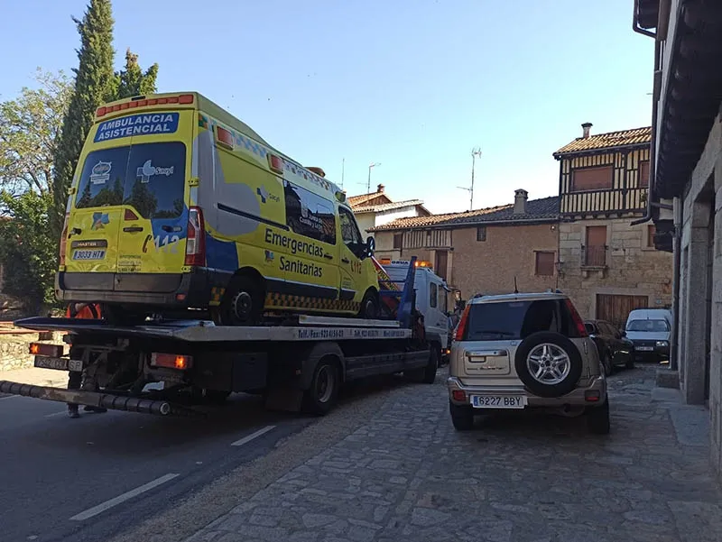 Foto 2 - Una ambulancia de B&eacute;jar averiada cuando se dispon&iacute;a a salir a una urgencia