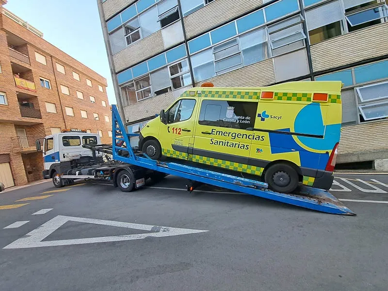 Foto 2 - Una ambulancia de La Alberca, averiada cuando se dispon&iacute;a a salir a una urgencia