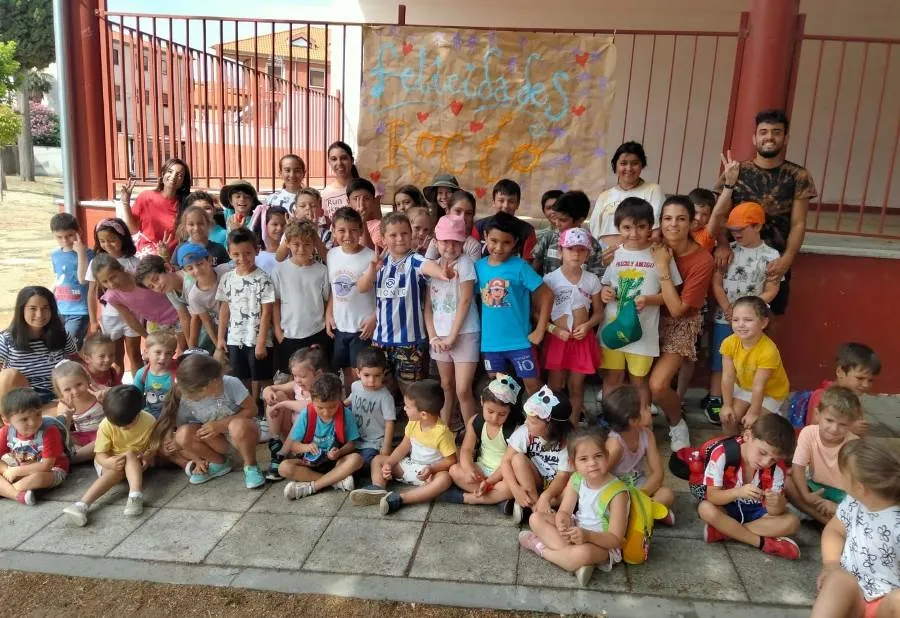 Foto 3 - Los ni&ntilde;os de Conciliamos crean un photocall con elementos locales
