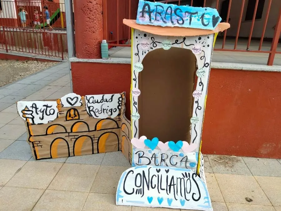 Foto 2 - Los ni&ntilde;os de Conciliamos crean un photocall con elementos locales