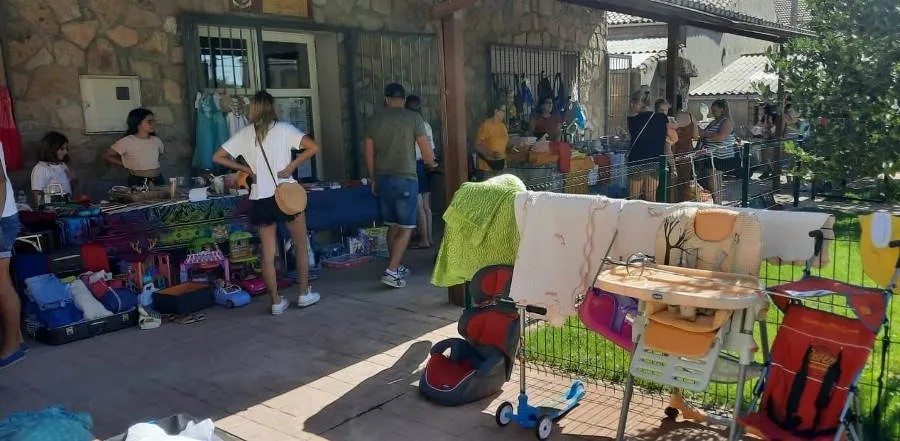 Foto 11 - Varios ni&ntilde;os se ponen detr&aacute;s del mostrador en el mercadillo de 2&ordf; mano de El Payo