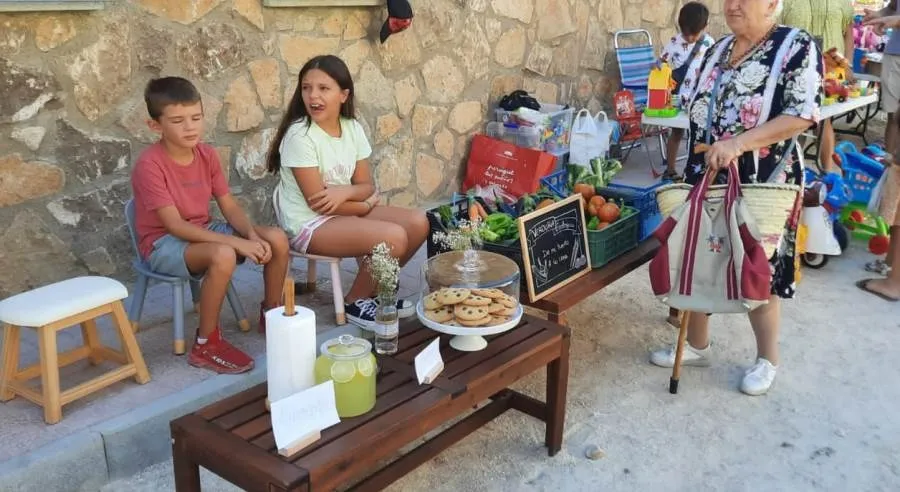 Foto 10 - Varios ni&ntilde;os se ponen detr&aacute;s del mostrador en el mercadillo de 2&ordf; mano de El Payo
