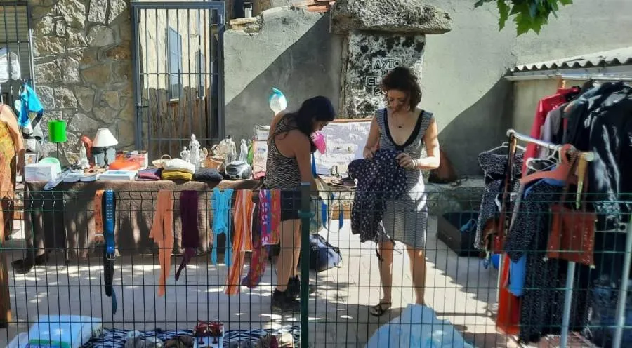 Foto 9 - Varios ni&ntilde;os se ponen detr&aacute;s del mostrador en el mercadillo de 2&ordf; mano de El Payo