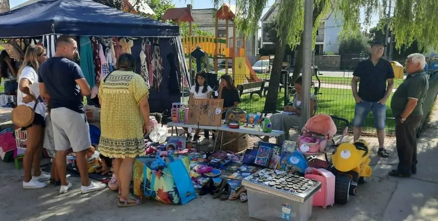 Foto 8 - Varios ni&ntilde;os se ponen detr&aacute;s del mostrador en el mercadillo de 2&ordf; mano de El Payo