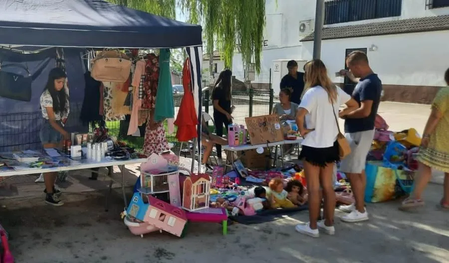 Foto 7 - Varios ni&ntilde;os se ponen detr&aacute;s del mostrador en el mercadillo de 2&ordf; mano de El Payo